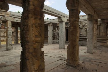 Carrved ayağı, maha-mandapa. Achyuta Raya Tapınağı, Hampi, Karnataka, Hindistan. Kutsal merkezi. Kuzey-Batı görüntülemek