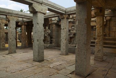 Carrved ayağı, maha-mandapa. Achyuta Raya Tapınağı, Hampi, Karnataka, Hindistan. Kutsal merkezi. Kuzey-Batı görüntülemek