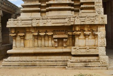 Oymalar süpürgelik sol tarafında. İç avlunun kuzey Gopura Achyuta Raya Tapınağı, Hampi, Karnataka, Hindistan. Kutsal merkezi. Güneyden görüntülemek.