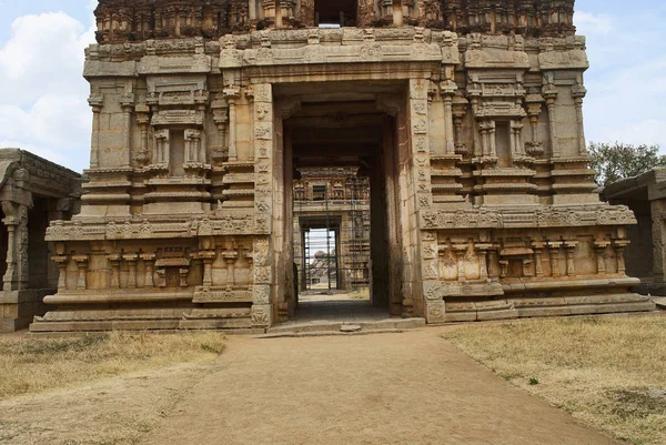 Achyuta ラヤ寺 ハンピ カルナタカ インドへの入り口は 中庭の北楼門 神聖な中心 南からの眺め — ストック写真