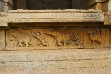 Sigarasız, iç avlu, cloisters veya sütunlu veranda kaide üzerinde oyulmuş resimler. Achyuta Raya Tapınağı, Hampi, Karnataka, Hindistan. Kutsal merkezi. Güneyden görüntülemek. 