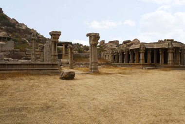 Kalıntıları ve Kalyana Mandapa sağ tarafında, iç avlunun kuzey Gopura yakınındaki bir kısmı Achyuta Raya Tapınağı, Hampi, Karnataka, Hindistan. Kutsal Merkezi