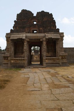 Sigarasız, iç avlu, giriş Achyuta Raya Tapınağı, Hampi, Karnataka, India Kuzey Gopura. Kutsal merkezi. Kuzeyden görüntülemek.