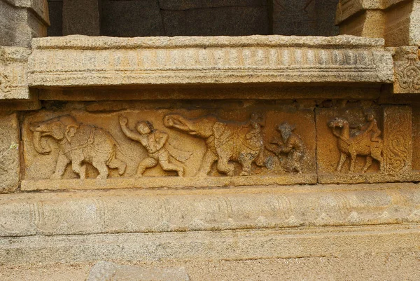 Geschnitzte Figuren Auf Dem Sockel Des Innenhofs Kreuzgang Oder Veranda — Stockfoto