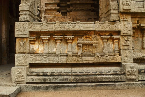 在基座的右侧雕刻 Gopura 的内庭院 Achyuta 卡纳塔 神圣的中心 从北看 — 图库照片