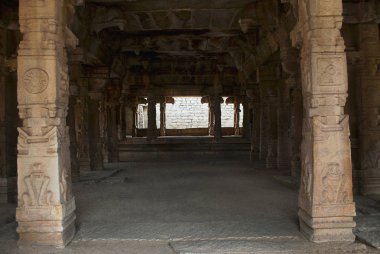 Oyma şartını Kalyana Mandapa, ilahi evlilik Hall, Achyuta Raya Tapınağı, Hampi, Karnataka, Hindistan. Kutsal merkezi. Doğu'dan iç görünüm.