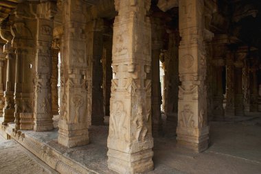 Oyma şartını Kalyana Mandapa, ilahi evlilik Hall, Achyuta Raya Tapınağı, Hampi, Karnataka, Hindistan. Kutsal merkezi. Kuzey-Doğu'dan iç görünüm.