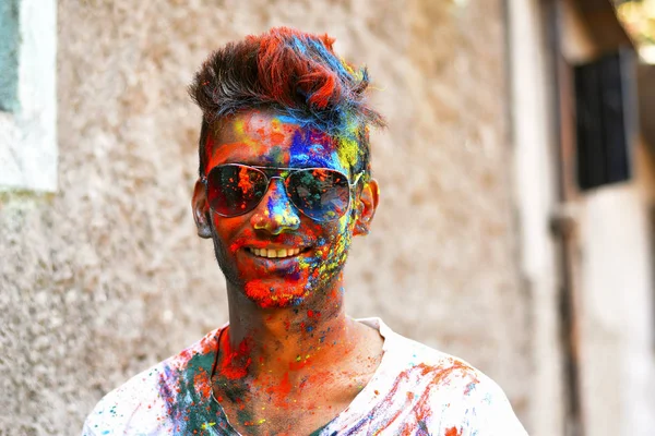 Young man celebrating of Holi festival with colored powder on face, Yerawada — Stock Photo, Image
