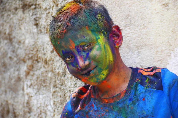 少年の顔に Yerawada 色の粉にホーリー祭の記念 — ストック写真