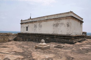 Eradukatte Basadi, Chandragiri tepe, Sravanabelgola, İstanbul. Chavundaraya Basadi tam karşısında yer alır ve Lord Adinataha heykeli enshrines.