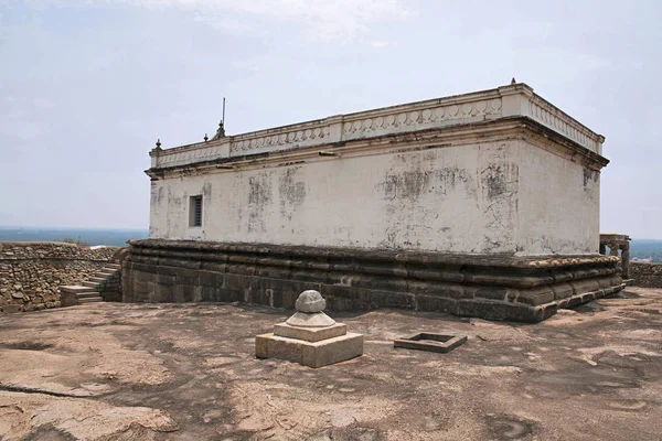 Eradukatte Basadi, Chandragiri hill, Sravanabelgola, Karnataka. Het is gelegen tegenover de Chavundaraya Basadi en bergt het standbeeld van Lord Adinataha. — Stockfoto