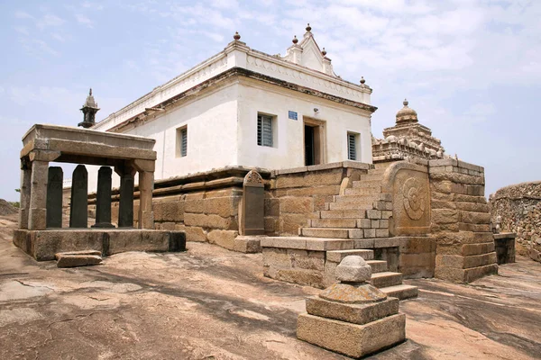 Eradukatte Basadi, Chandragiri hill, Sravanabelgola, Karnataka. Det ligger mittemot Chavundaraya Basadi och stadfästs statyn av Lord Adinataha. — Stockfoto