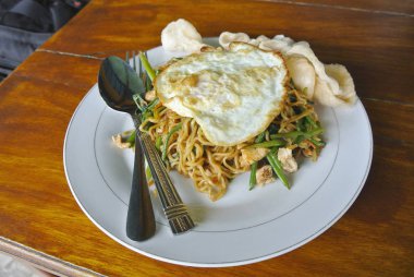Mie Goreng. Kızarmış erişte. Endonezya tarifi Endonezya