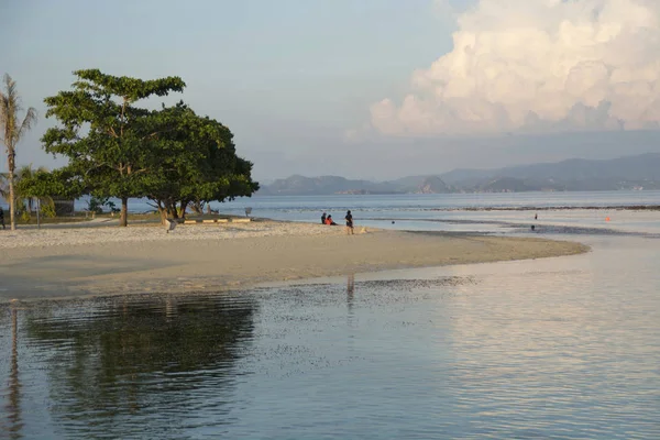 Kanawa Island Beach Indonezja Maj 2016 Ludzi Turystów Plaży Wyspie — Zdjęcie stockowe