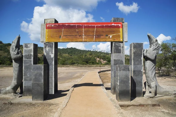 Rinca Adası, Endonezya'nın giriş kapısı. Rinca, da malum aynı derecede Rincah ve Rindja, Batı Manggarai Regency içinde Komodo Adası, Doğu Nusa Tenggara Endonezya, küçük bir ada olduğunu