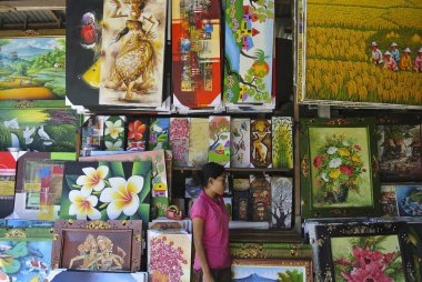 Ubud Pazar resim sergisi dükkanında Ubud, Endonezya, Mayıs 2016, kadın