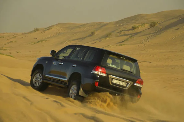 在迪拜的吉普车上 沙漠探险 — 图库照片