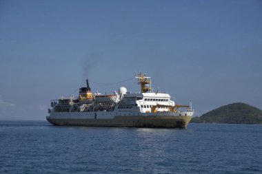 Endonezya denizde yelken tekne feribot