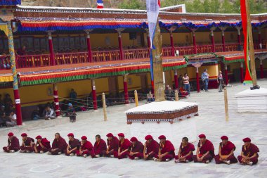 Jammu ve Keşmir, Hindistan, Temmuz 2016, Genç rahipler Hemis Manastırı hemis Festivali'nde ele alınıyor