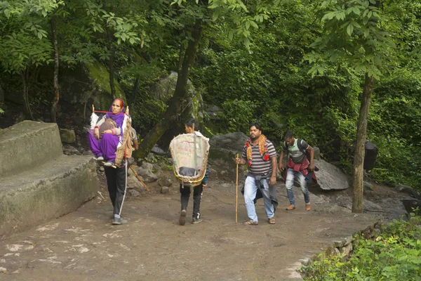 Uttarakhand India Juni 2018 Porter Draagt Een Oude Vrouw Berg — Stockfoto