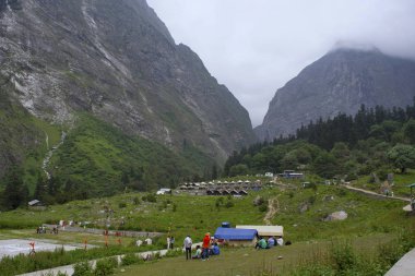 Ghangaria için Hemkund Sahib, popüler hac sitesi hakkında 6 km ötede olan Sihler ve çiçekler, çiçek çeşitli ile milli park vadi için yolda küçük bir köydür