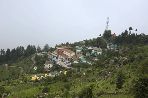 Auli 是印度北阿坎德邦喜马拉雅山 Chamoli 地区的滑雪胜地 它坐落在海拔2500米 它坐落在途中的印度教朝圣目的地 巴里巴德纳斯 — 图库照片