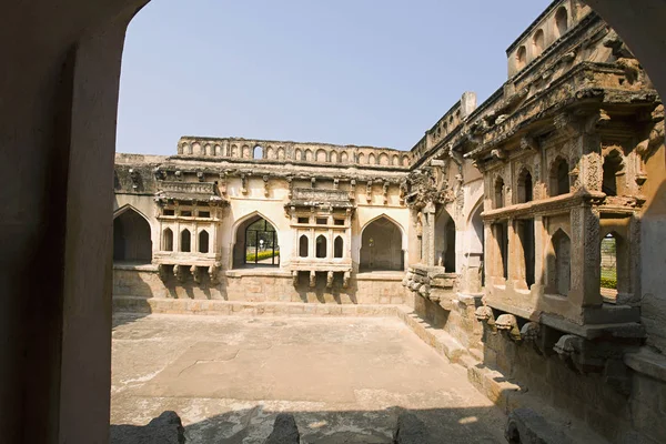 Queenss bath, Interior pillared corridors and projecting balconies, Hampi, Karnataka India. — Stock Photo, Image