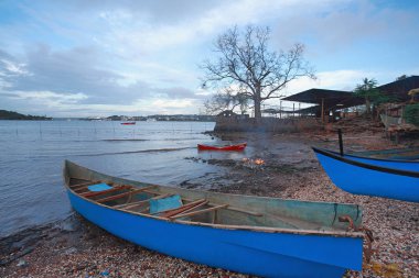 Goa Hindistan Mandovi nehirde tekneler yanaştı
