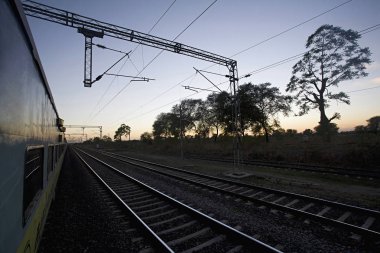 Gün batımı sırasında tren manzarada Punjab devlet Hindistan