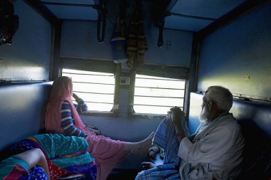 Maharashtra, Hindistan, Ocak 2005, yolcular trenin içinde.