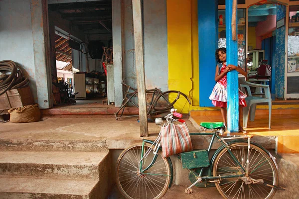 Goa, indien, mai 2012, mädchen in fahrradreparaturwerkstatt in bicholim market north goa. — Stockfoto