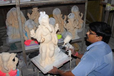 Pune, Maharashtra, Ağustos 2009, sanatçı boya Ganesha Idol Ganesh Festivali için