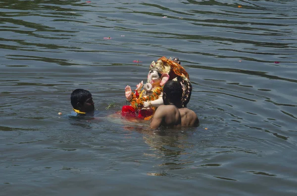 Wai Maharashtra September 2015 Devotee Fördjupa Ganpati Idol Vattenstråle — Stockfoto