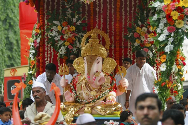 Pune India Octubre 2016 Gente Devoto Con Ídolo Ganesh Durante —  Fotos de Stock