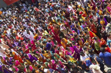 Pune, Hindistan, Eylül 2015, insanlar Ganesh festival alayı Ganesh Festivali sırasında