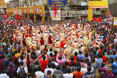 Pune, Hindistan, Ağustos 2017 Dhol tasha pathak seyircilerle Ganapati festival kutluyor
