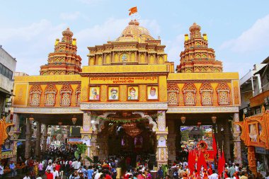 Pune, Hindistan, Ağustos 2017, insanlar Dagadu Seth dekore edilmiş Ganapati pandal, Brahmanaspati Tapınağı kopyası