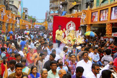 Ganpati alayı, Pune, Hindistan, Ağustos 2017, insanlarla Ganapti Idol Ganapati Festivali sırasında