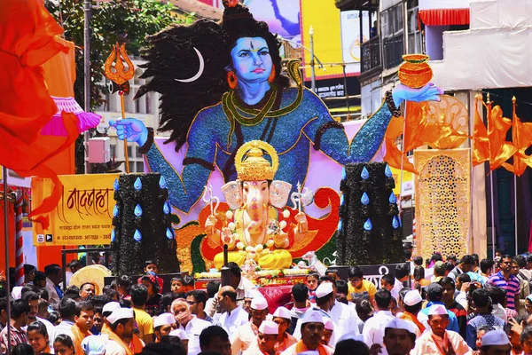 Pune India September 2016 Mensen Ganesh Festival Processie Met Lord — Stockfoto
