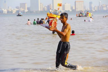 Mumbai, Maharashtra, Eylül 2017, Genç çocuk Ganapati Idol daldırma Girgaum Chowpatty için alır.