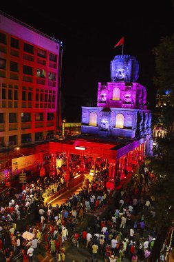 Pune, Hindistan, Eylül 2017, insanlara bir şekilde dekore edilmiş Babu Genu Ganapati pandal Angkor tapınakları, Kamboçya tema ile dekore edilmiştir.