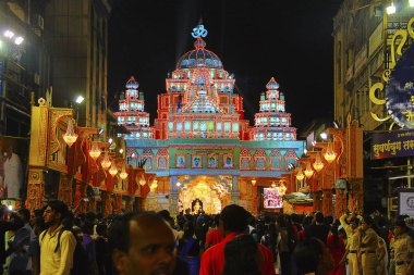 Pune, Hindistan, Eylül 2017, insanlara Shrimant Dagadu Seth Ganapati Ganapati Festival süresince pandal dekore edilmiş