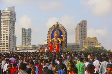 Mumbai, Hindistan, Eylül 2017, insanlar Ganapati visarjan veya Girgaon Chowpatty denizde içine daldırma sırasında