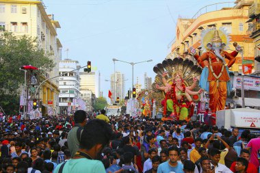 Mumbai, Hindistan, Eylül 2017, insanlara büyük Ganapati putlara ile Ganapati alayı kamyona taşıdı.