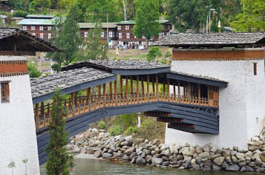 Köprü Pungtang Dechen Photrang Dzong veya Sarayı büyük mutluluk giderken. Punakha Dzong, Bhutan