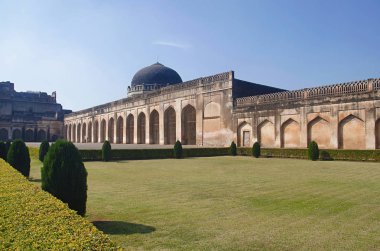 Solah Khambha Camii, güzel manzarası bulunan fort, Bidar, Karnataka, Hindistan içinde