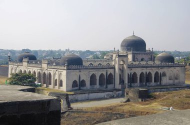 Jamia Camii bir görünümünü Gulbarga Kalesi, Gulbarga, Karnataka, Hindistan yer alan