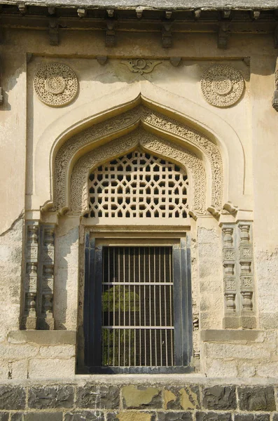 一个坟墓的门位于哈夫特 Gumbaz 建筑群 Gulbarga 卡纳塔 — 图库照片