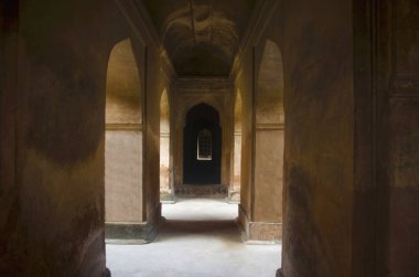 Datia Sarayı'nın iç görünüm. Bir Singh Palace veya Bir Singh Dev Sarayı olarak da bilinir. Datia. Madhya Pradesh. Hindistan
