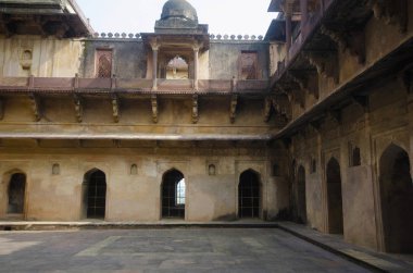 Datia Sarayı'nın iç görünüm. Bir Singh Palace veya Bir Singh Dev Sarayı olarak da bilinir. Datia. Madhya Pradesh. Hindistan